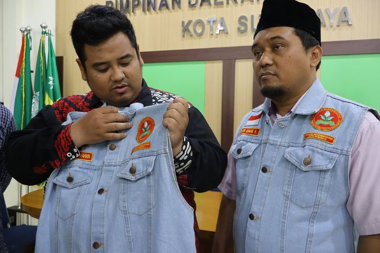 Pemuda Muhammadiyah Kota Surabaya memberikan rompi jeans biru oleh Wali Kota Surabaya Eri Cahyadi.  