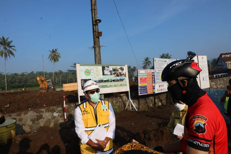 Gubernur Jawa Tengah Ganjar Pranowo saat gowes keliling Magelang untuk memantau sejumlah proyek penataan Candi Borobudur yang kini tengah berlangsung, Kamis (8/4/2021).