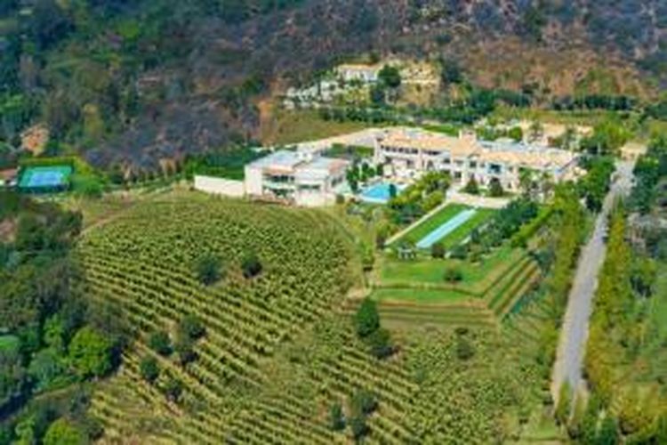 Terletak di Beverly Hills ini dikenal sebagai Palazzo di Amore atau Palace of Love. Isinya terdiri dari kebun anggur sendiri, sasana boling, bioskop berisi 50 kursi, sebuah diskotik dengan lantai dansa berputar, serta kolam renang super besar, serta spa.
