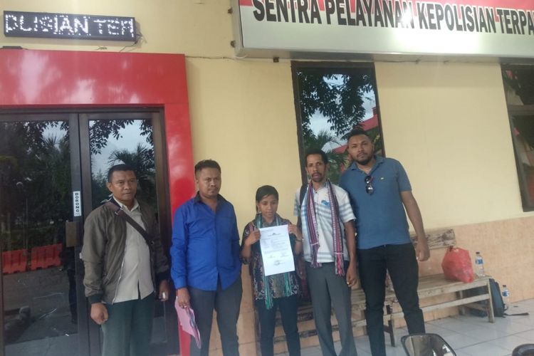 Selfina Etidena (tengah) usai melapor ke polisi, Senin (14/1/2018) terkait kasus pencekalan di Bandar El Tari, Kupang.