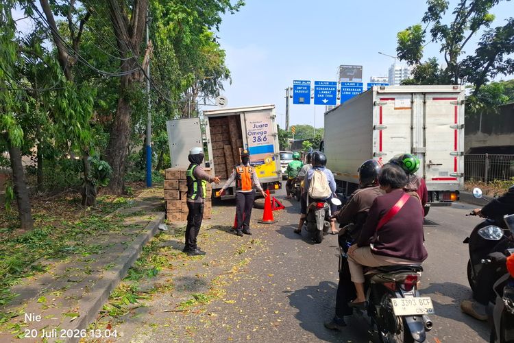 Truk Pecah Ban Sempat Tutup Sebagian Jalur JORR Cengkareng, Lalu Lintas Kini Normal
