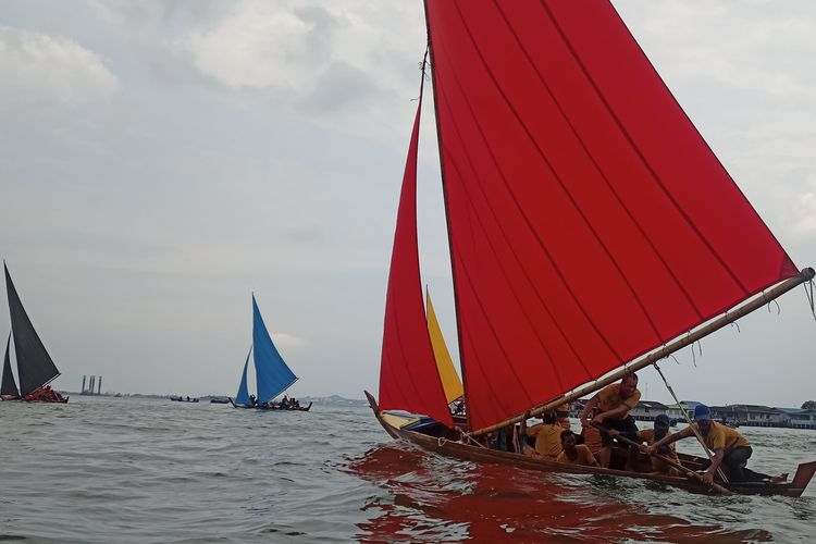 Peserta lomba sampan layar salah satu perlombaan tradisional yang masih dipertahankan masyarakat Kecamatan Belakangpadang, Batam, Kepulauan Riau 