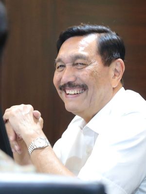 Menteri Koordinator Bidang Kemaritiman dan Investasi Luhut Binsar Pandjaitan berbincang-bincang dengan para pegawainya, di Jakarta, Selasa (4/1/2022).