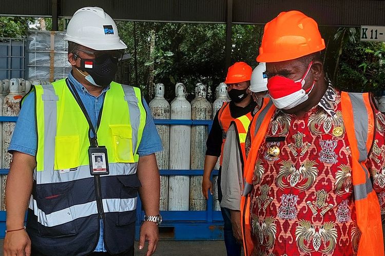 Vice President Government Relation PTFI Jonny Lingga saat berbincang dengan Bupati Asmat Elisa Kambu, usai menerima bantuan tabung oksigen di LIP Kuala Kencana, Mimika, Papua, Jumat (20/8/2021).