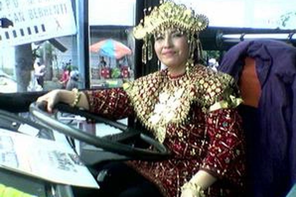 Ilustrasi: Elvira, sopir busway, mengenakan busana adat Palembang. Elvira adalah salah satu dari tiga perempuan supir busway yang mengenakan pakaian adat hari ini.
