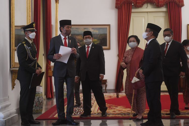 Presiden Joko Widodo (kedua kiri) berbincang dengan Ketua Umum PDIP Megawati Sukarnoputri (ketiga kanan), Mensesneg Pratikno (kedua kanan), Seskab Pramono Anung (ketiga kiri) dan Sekjen PDIP Hasto Kristiyanto (kanan) usai upacara pelantikan menteri dan wakil menteri Kabinet Indonesia Maju sisa masa jabatan periode 2019-2024 di Istana Negara, Rabu (15/6/2022). Presiden Joko Widodo secara resmi melantik Menteri Perdagangan Zulkifli Hasan, Menteri ATR/BPN Hadi Tjahjanto, Wamen ATR Raja Juli Antoni, Wamendagri John Wempi Watipo dan Wamenaker Afriansyah Noor. ANTARA FOTO/Akbar Nugroho Gumay/aww.