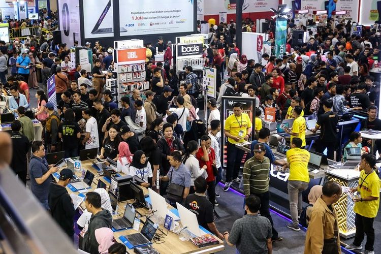 Pengunjung memadati pameran teknologi komputer dan gawai Indocomtech 2019 di Jakarta Convention Center, Jakarta, Minggu (3/11/2019). Pameran yang diikuti sekitar ratusan perusahaan teknologi dan informasi tersebut berlangsung hingga 3 November.