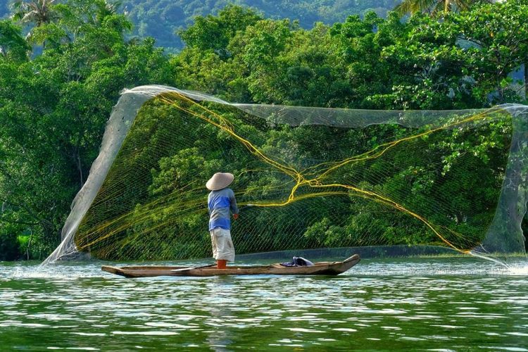 Menjala ikan bilih di Danau Singkarak, dekat Desa Wisata Kampuang Minang Nagari Sumpu di Sumatera Barat. 