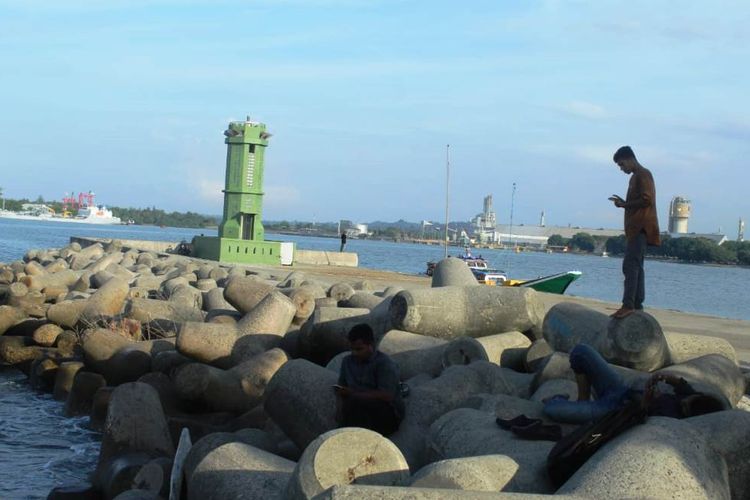 Pengunjung bersantai sambil memancing di Pantai Bangka Jaya, Kecamatan Dewantara, Kabupaten Aceh Utara, Aceh, Senin (13/5/2019).