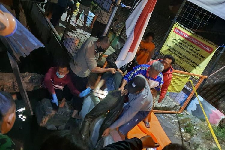 Petugas mengevakuasi jenazah korban tenggelam di Sungai Benoyo.