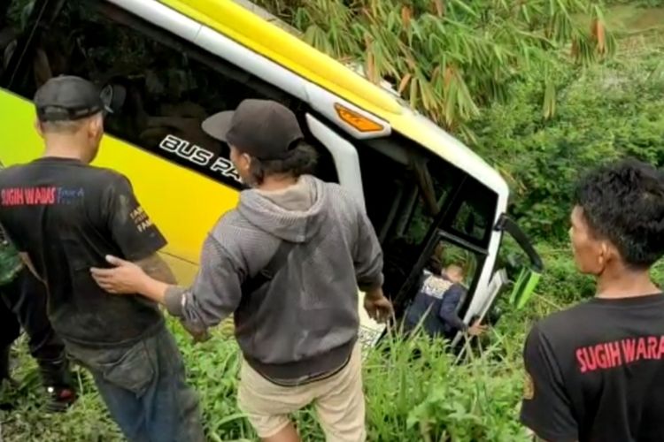 Sebuah bus pariwisata dari arah Bandung menuju Pangandaran terjun ke jurang tanjakan Gentong Atas akibat tergelincir jalan licin, Selasa (15/12/2020).