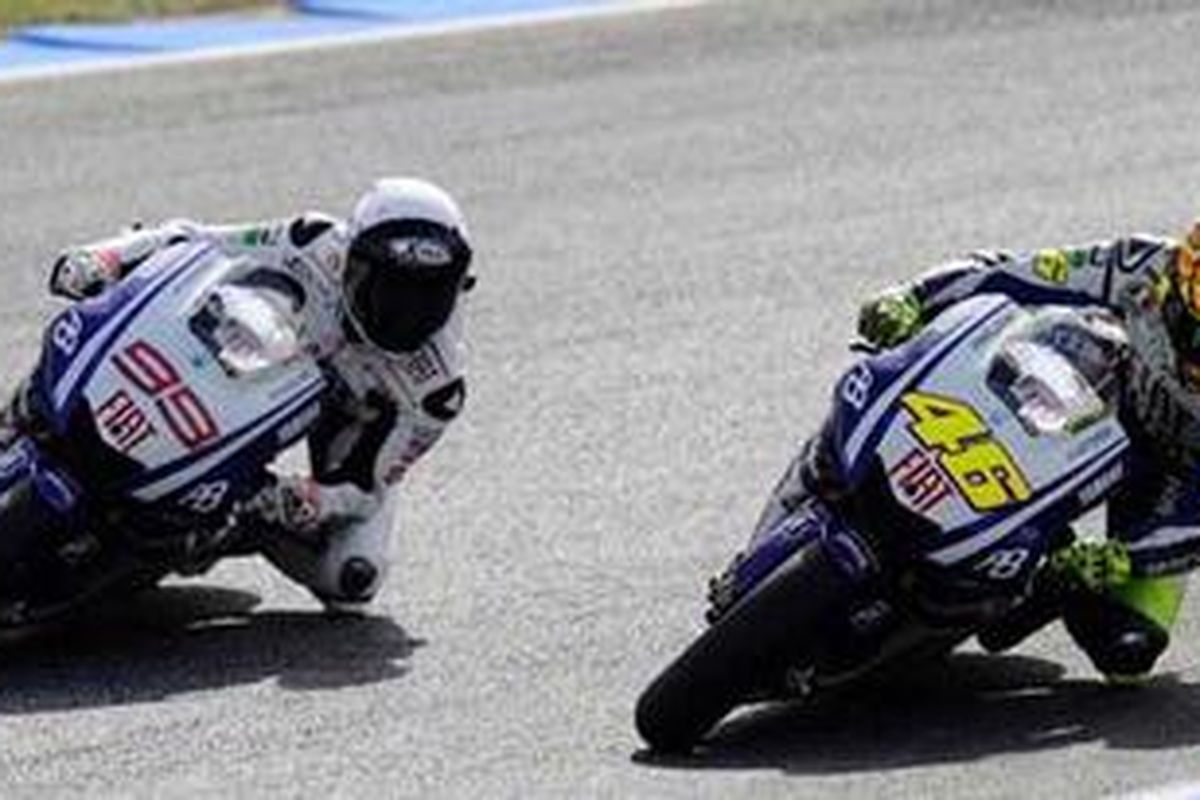 Valentino Rossi (kanan), ketika masih berada di tim Yamaha bersama Jorge Lorenzo (kiri). Mereka kembali akan menjadi rekan setim di Yamaha pada MotoGP musim 2013.
