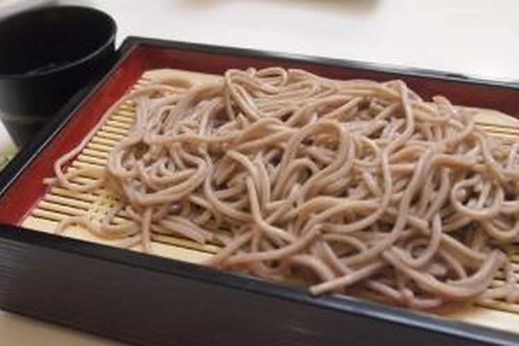 Soba, mi sehat dari Jepang yang dipercaya dapat melancarkan peredaran darah, rendah kalori, anti kolesterol, dan anti-aging.