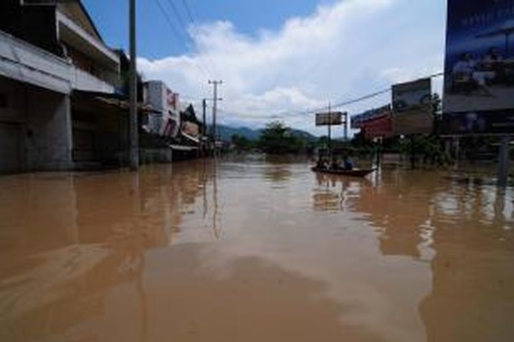 Kondisi bencana banjir terkini di Bandung selatan, khususnya di tiga kecamatan, yakni Bojongsoang, Baleendah, dan Dayeuhkolot. Intensitas hujan yang cukup tinggi membuat air hujan tak juga surut, bahkan cenderung meluas dan naik berkisar antara 50 cm-3 meter. Jumlah pengungsi pun kian hari kian bertambah. Kondisi ini kemungkinan akan lebih parah, karena Badan Meteorologi Klimatologi dan Geofisika (BMKG) memperkirakan, curah hujan baru akan memasuki puncaknya pada Januari-Maret 2015.