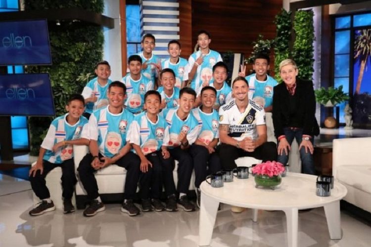 Aktris sekaligus komedian Ellen DeGeneres berfoto bersama tim sepak bola remaja Mu Pa yang terperangkap di Goa Tham Luang Thailand dan juga penyerang Los Angeles Galaxy Zlatan Ibrahimovic.