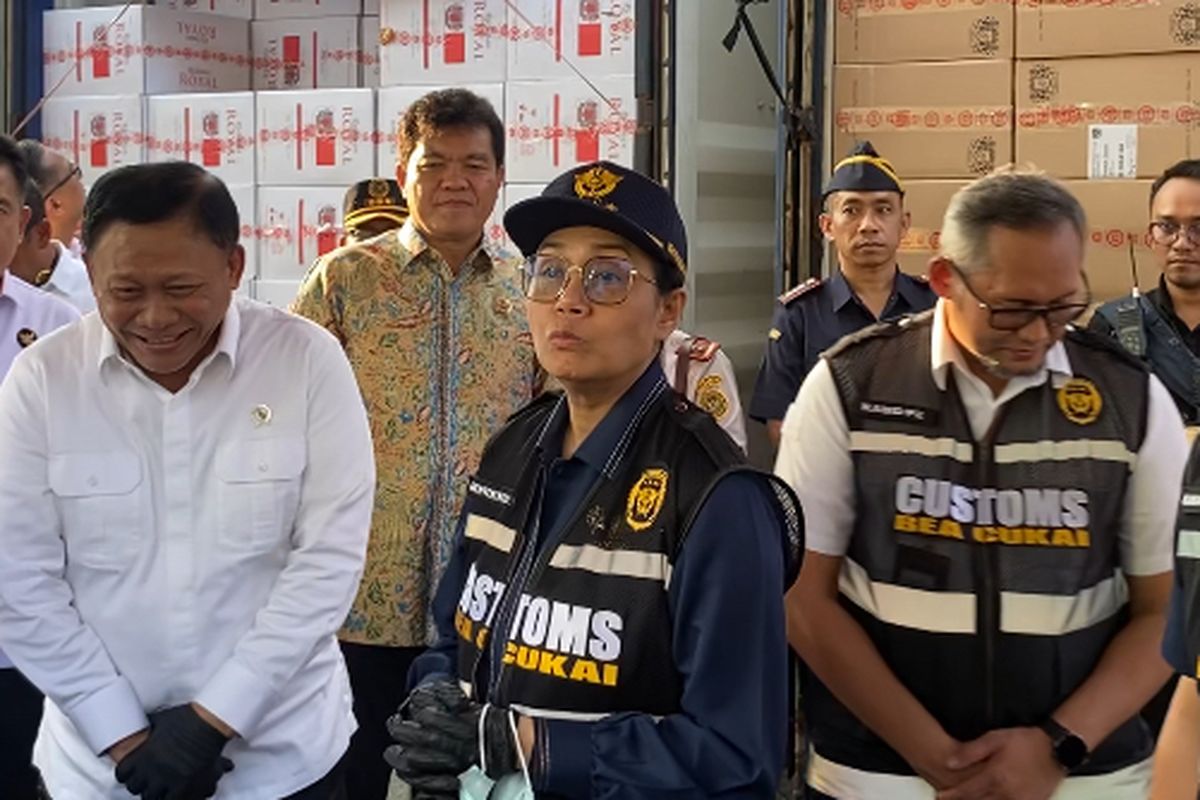 Menkeu, Sri Mulyani (tengah) di Surabaya, Rabu (5/2/2025).