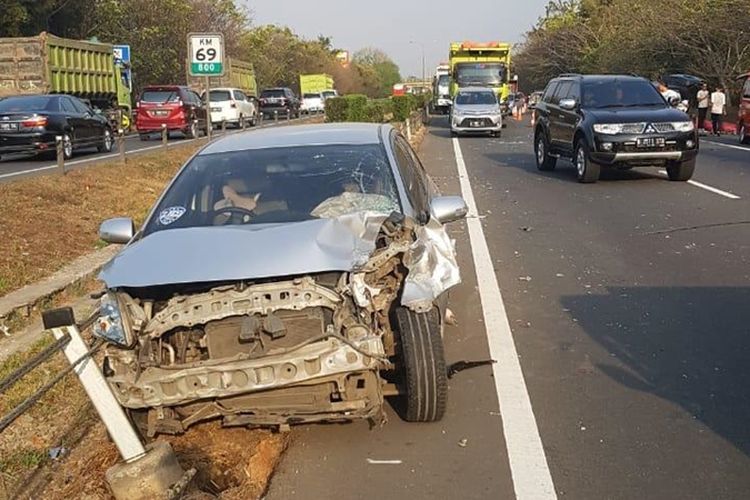 Kecelakaan beruntun terjadi di Jalan Tol Tangerang - Merak, Sabtu (14/9/2019). Tiga kendaraan terlibat hingga menyebabkan sembilan orang terluka.