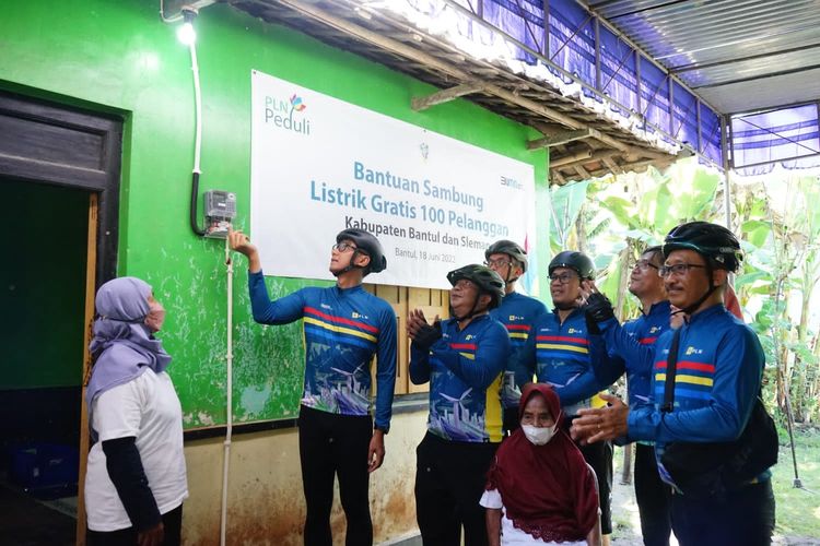 Direktur Utama PLN Darmawan Prasodjo secara simbolis memberikan bantuan biaya penyambungan listrik gratis kepada salah satu dari 100 keluarga kurang mampu di Sleman dan Bantul, Daerah Istimewa Yogyakarta (DIY), Sabtu (18/6/2022).