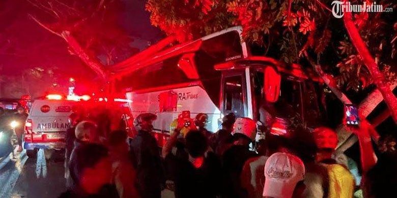 Kecelakaan bus pariwisata Sakhindra Trans melibatkan beberapa kendaraan terjadi di depan Batu Town Square (Batos) Kota Batu, Rabu (8/1/2025) malam.

