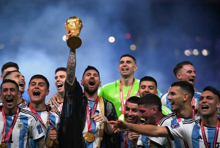 Mencoba Bisht, Jubah Messi Saat Perayaan Gelar Juara Piala Dunia 2022