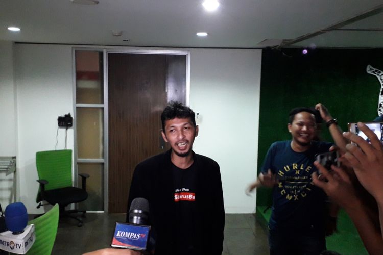 Pemilik akun twitter @MixedZoneClub, Muhamamd Ilham, seusai memenuhi panggilan Komisi Displin PSSI di Kantor PSSI di Rasuna Office Park, Kuningan, Jakarta, Sabtu (29/12/2018). PSSI memanggil puluhan akun-akun medsos yang sempat berkicau tentang kasus pengaturan skor.