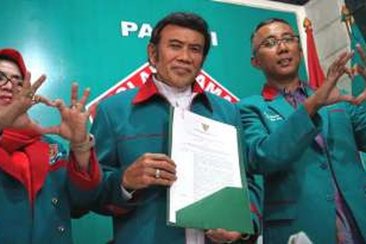 Ketua Umum Partai Idaman Rhoma Irama menunjukkan surat keputusan pengesahan Partai Idaman dari Kementerian Hukum dan HAM, di kantor DPP Partai Idaman, Cawang, Jakarta Timur, Kamis (15/12/2016).