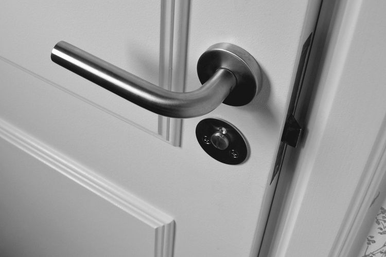 Gagang Pintu Longgar? Ini Cara Mudah Memperbaikinya