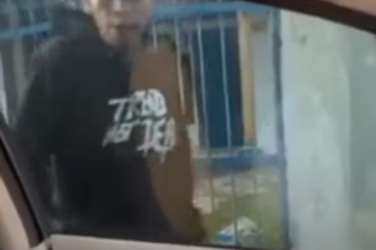 Tangkapan layar video rekaman pengamen di Malang maki-maki istri polisi.