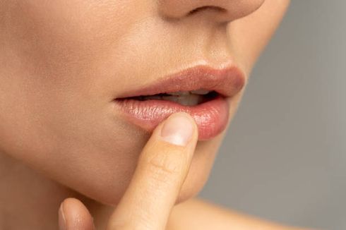6 Penyebab Bibir Pecah-pecah Saat Memakai Lipstik, Apa Saja? 