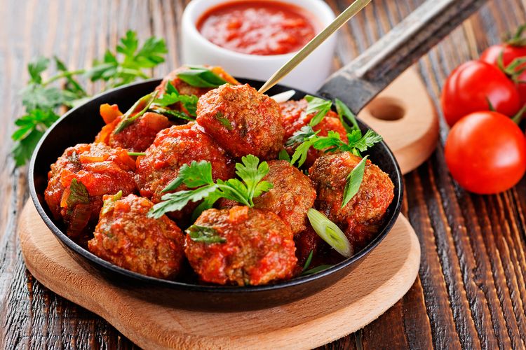 Bola-bola daging atau bakso panggang dengan siraman saus tomat. 