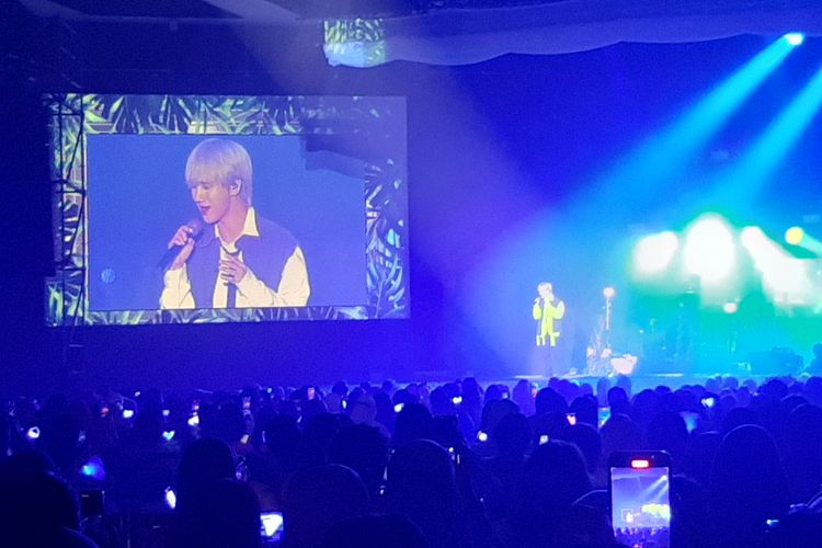 Yesung Super Junior saat konser solo di The Kasablanka Hall, Jakarta Selatan, Jumat (10/11/2023)