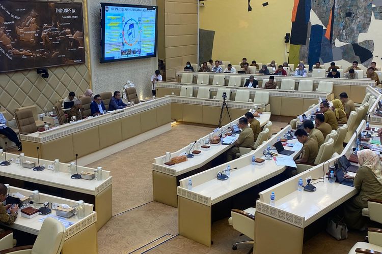 Anggota DPR Nilai Administrasi Kependudukan RI Tertinggal dari Malaysia