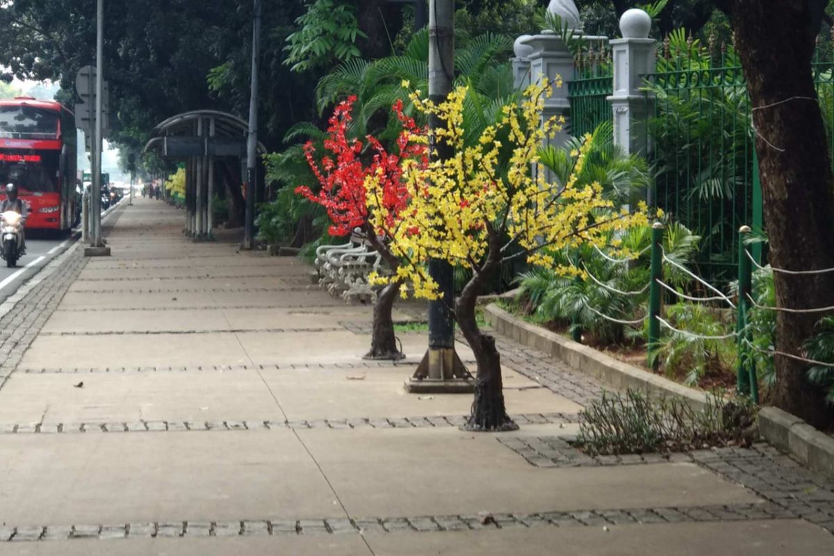 Pohon plastik di Jalan Medan Merdeka Barat