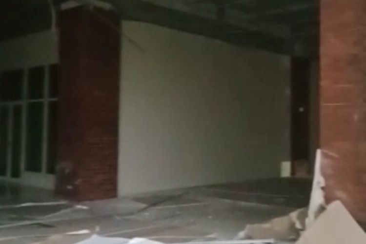 Beredar video di grup WhatsApp tentang plafon gedung Islamic Center Kota Malang diduga rubuh.