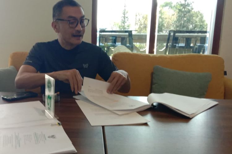 Yuliyanto menunjukkan surat yang dikirim ke KASN terkait laporan kehadiran Pj Wali Kota Salatiga Sinoeng N. Rachmadi di acara internal PDIP