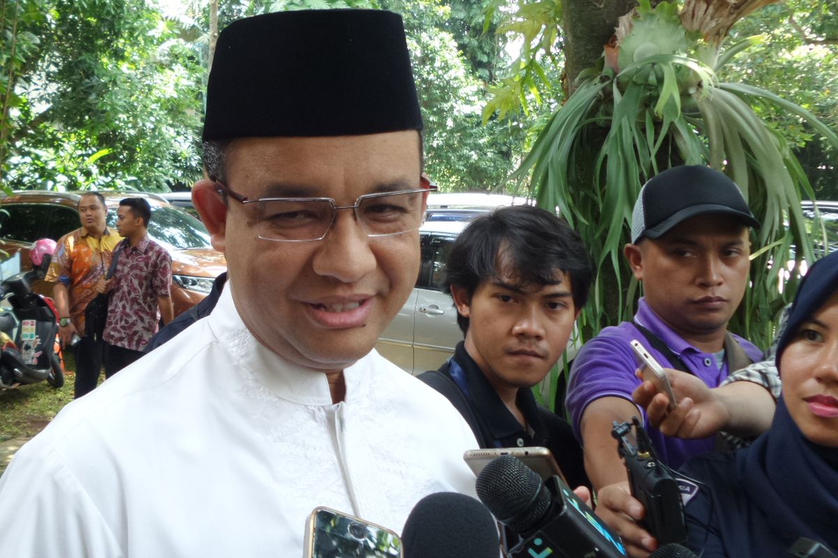 Calon gubernur DKI Jakarta Anies Baswedan diwawancara saat hadir di pengajian kawasan Ampera, Jakarta Selatan, Kamis (2/3/2017) siang.