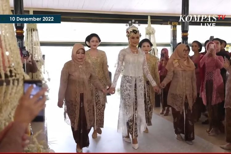Erina Gudono mengenakan Paes Ageng dalam momen pernikahannya dengan Kaesang Pangarep.