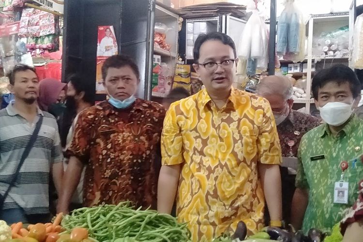 Wakil Menteri Perdagangan Republik Indonesia, Jerry Sambuaga di Pasar Jatingaleh Semarang. Selasa (19/7/2022)