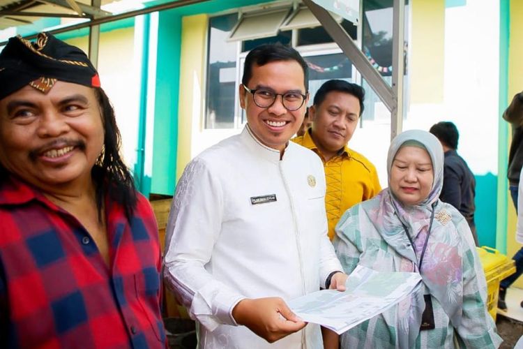 Wakil Wali Kota Tangerang Selatan (Tangsel) Pilar Saga Ichsan saat meninjau Kampung Wadassari di Pondok Betung, Pondok Aren, Jumat (5/5/2023).
