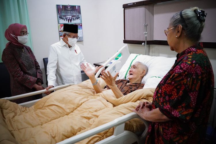 Wakil Presiden Ma'ruf Amin dan Ibu Wury Ma'ruf Amin menjenguk Wakil Preisden keenam Republik Indonesia Try Sutrinso yang sedang dirawat di Rumah Sakit Pusat Angkatan Darat (RSPAD) Gatot Subroto, Jakarta, Senin (26/12/2022).