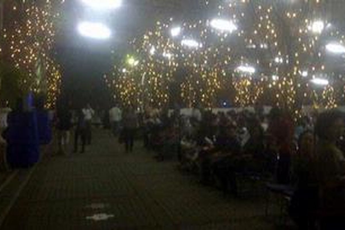 Suasana menjelang Misa Malam Natal di Gereja Katedral, Sabtu (24/12/2011) ini.