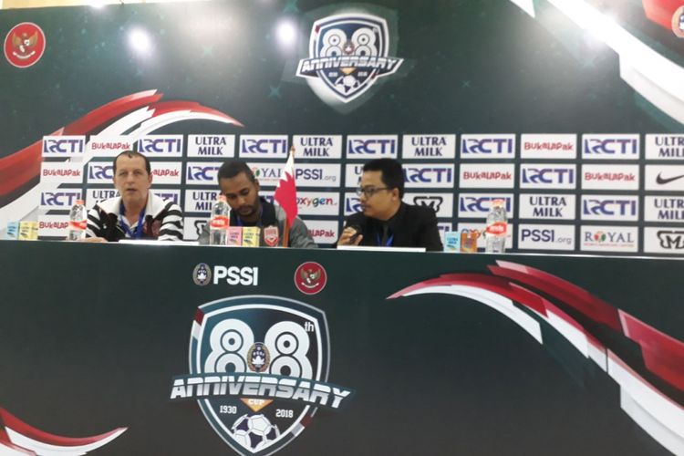 Pelatih Timnas U-23 Bahrain, Samir Chammam (kiri), dalam jumpa pers usai pertandingan PSSI Anniversary Cup 2018 melawan Timnas U-23 Indonesia di Stadion Pakansari, Bogor, Jumat (27/4/2018).