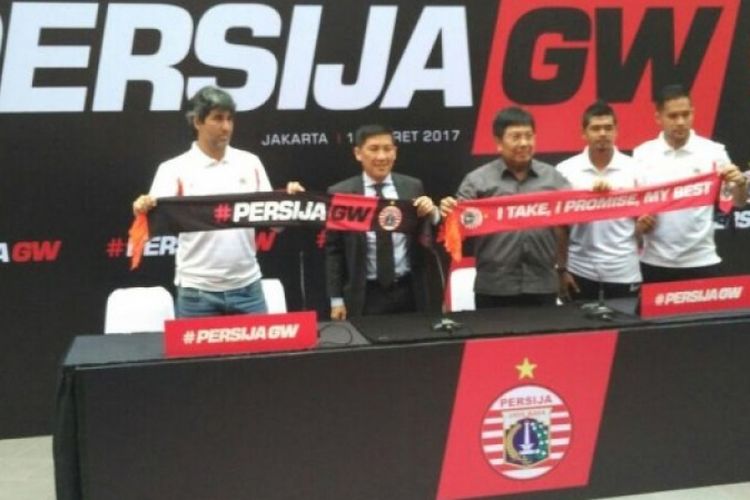 Direktur anyar Persija, Gede Widiade (tengah) bersama pelatih Stefano Cugura (kiri), Presiden klub Ferry Paulus (dua dari kanan), kiper Andritany Ardhiyasa (kanan), dan Bambang Pamungkas pada jumpa pers di Mall Epicentrum, Kuningan, Jakarta Selatan, Selasa (14/3/2017).