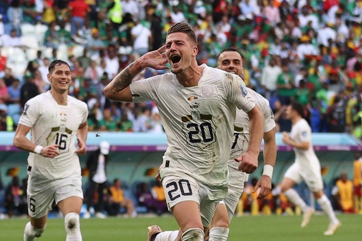 Gelandang Serbia, Sergej Milinkovic-Savic, melakukan selebrasi dalam laga Grup G Piala Dunia 2022 kontra Kamerun di Stadion Al-Janoub. Al-Wakrah, 28 November 2022. Milinkovic-Savic akan mentas lagi dalam laga Serbia vs Swiss di Stadion 974 Doha, 2 Desember 2022 (Photo by ADRIAN DENNIS / AFP)