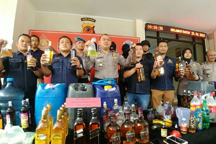 Polisi menunjukkan ratusan botol miras oplosan impor dari rumah kontrakan di Kampung Kedunghalang Mekar, Desa Cilebut Timur, Kecamatan Sukaraja, Kabupaten Bogor, Kamis (26/4/2018).