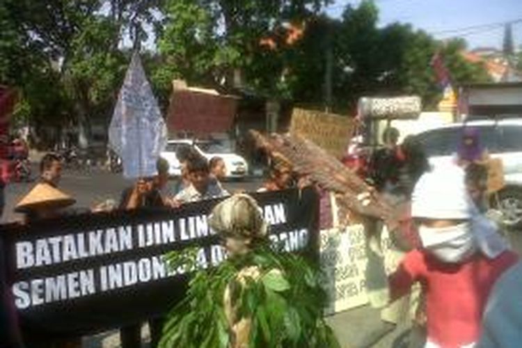 Aliansi warga Rembang peduli pegunungan Kendeng menggelar aksi simpatik menolak pendirian pabrik Semen Indonesia di halaman Pengadilan Tata Usaha (PTUN) Semarang, Senin (1/9/2014)