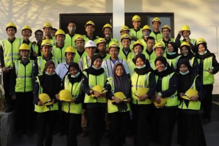 Akademi Komunitas Industri Manufaktur Bantaeng membimbing mahasiswa melakukan kunjungan industri ke PT Huadi Nickel-Alloy Indonesia, Kamis, 21 November 2019.