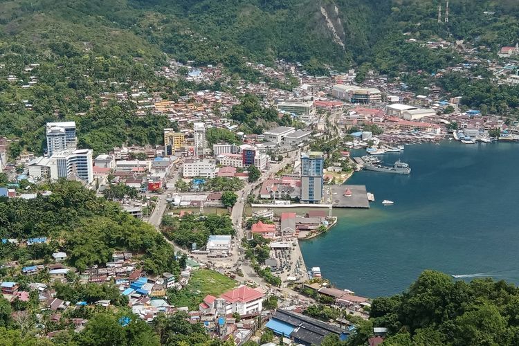 Gedung-gedung dan perumahan warga di Kota Jayapura, saat dipandang dari ketinggian di atas Jayapura City, Selasa (08/02/2022).