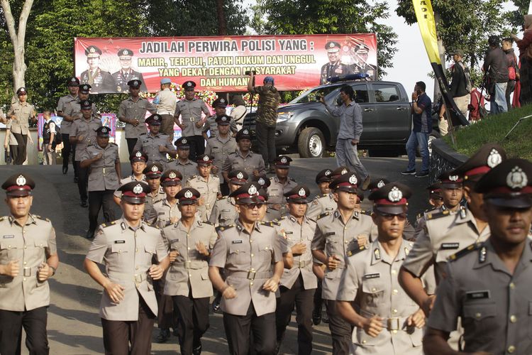 Sejumlah anggota polisi berlari menuju gedung pertemuan setelah pembukaan pendidikan Setukpa Polri angkatan ke-49 oleh Kapolri Jenderal (Pol) Idham Azis di Sukabumi, Jawa Barat Selasa (3/3/2020)