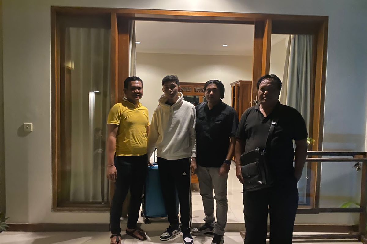 Penyidik Direktorat Tindak Pidana Ekonomi Khusus (Dittipideksus) Bareskrim menangkap Manager Development Binomo Brian Edgar Nababan (baju putih) di Bali pada 1 April 2022. Foto: Direktorat Tindak Pidana Ekonomi Khusus Bareskrim Polri